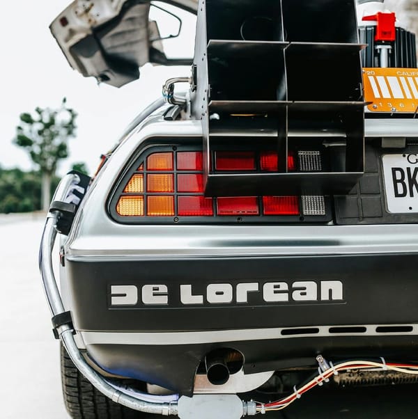 Der DeLorean! Ein Auto, das fast so legendär ist wie die 80er Jahre selbst.